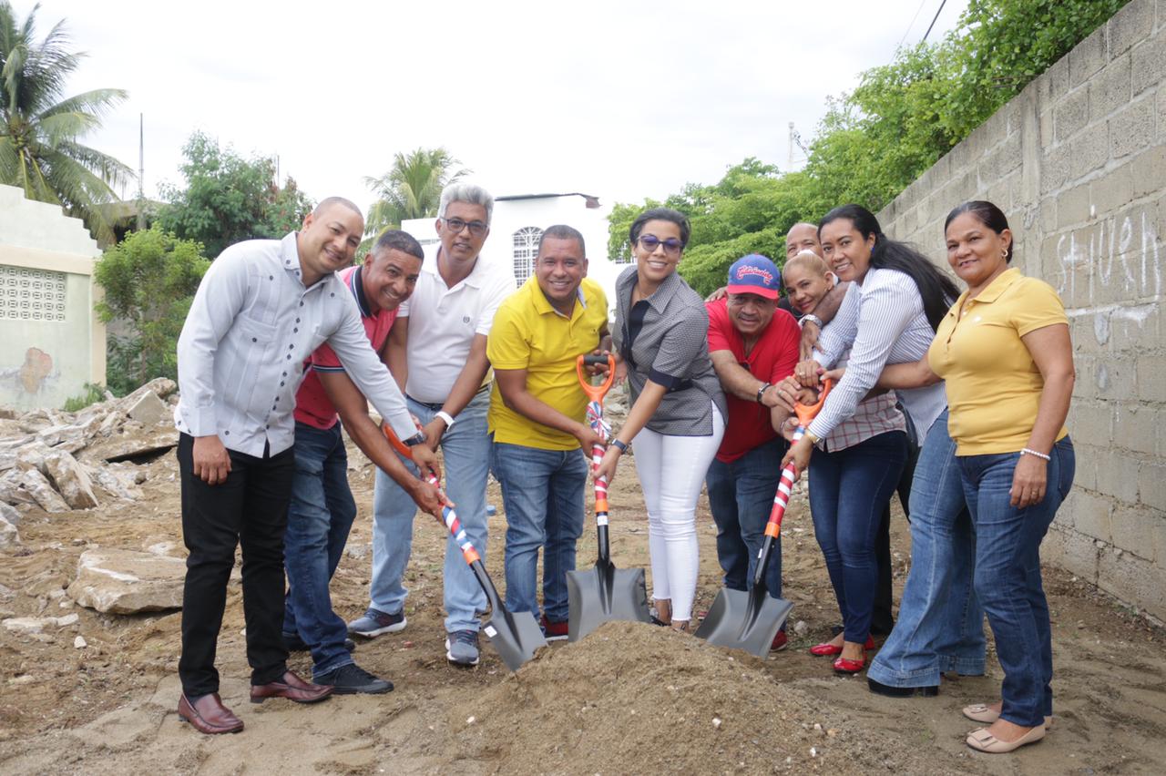 El Alcalde Winston Álvarez deja iniciado los trabajos de construcción de la funeraria municipal.