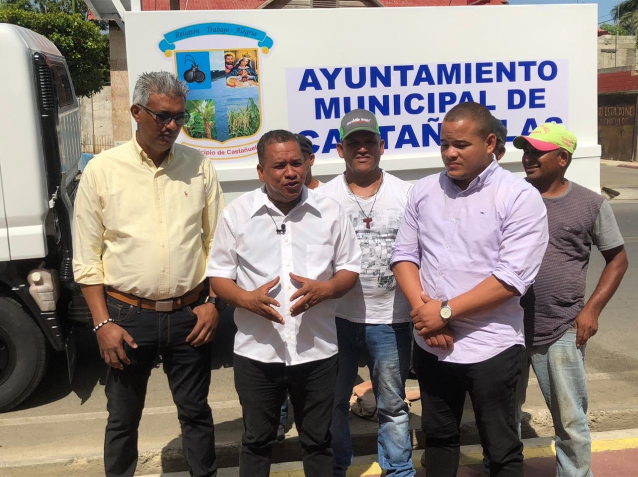 Alcalde Winston Álvarez, realiza rueda de prensa para la entrega de camión recolector de desechos sólidos.￼